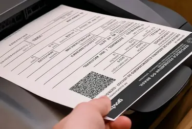 Despachante imprimindo o CRLV-e em ambiente profissional relacionado ao serviço.